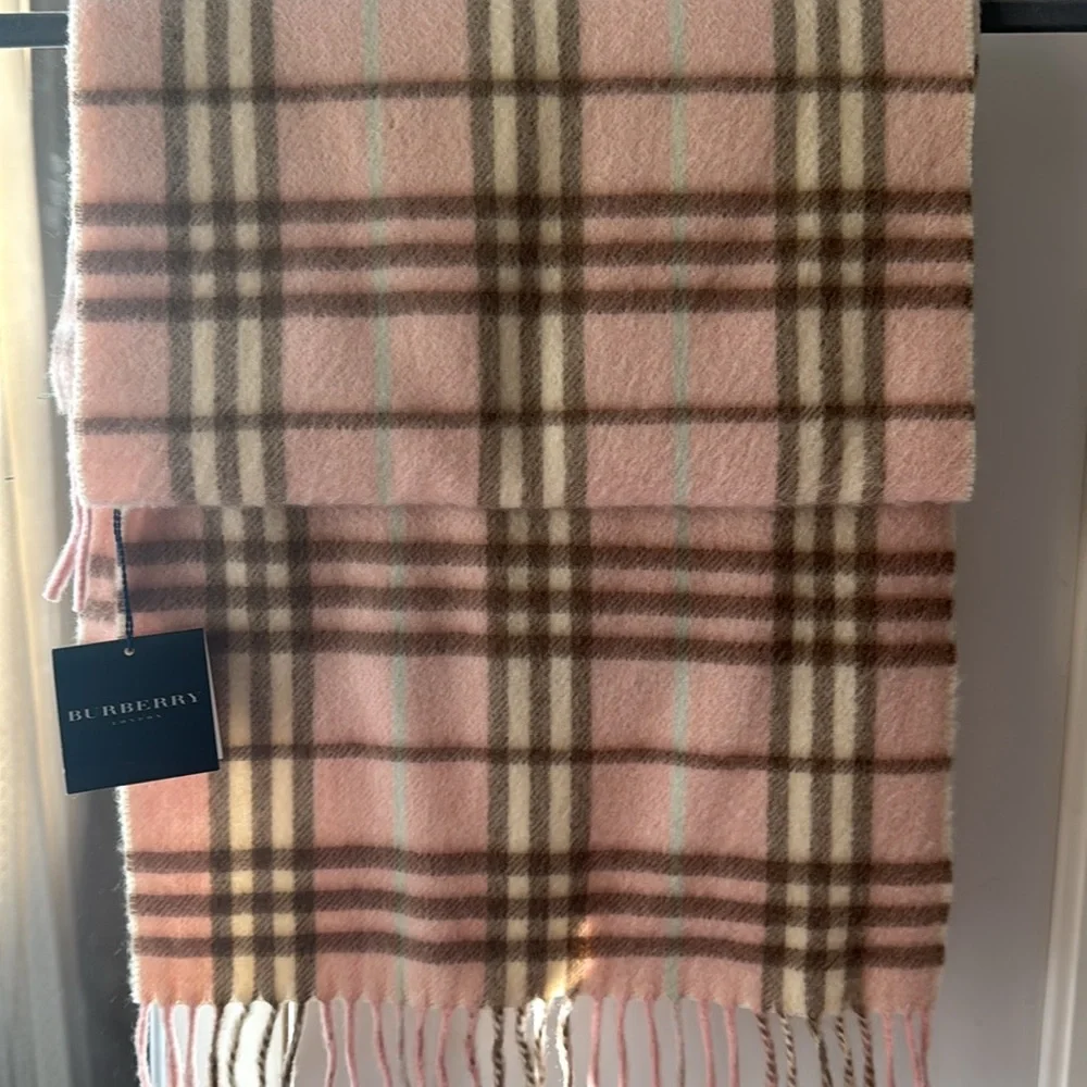 BURBERRY 🚨NEW beautiful rare pink scarf baby blue stripe